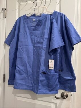 2 vneck Blue Dagacci Medical Scrub Tops w/ 1 pair of pants size xl